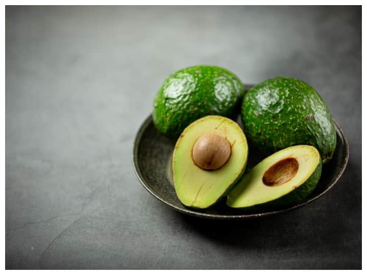 know about the side effects of eating excess avocado Excess eating of Avocado: ज्यादा एवोकाडो खाने से फायदे नहीं शरीर को हो सकती हैं ये सारी तकलीफें, जाने क्या हैं इसके नुकसान