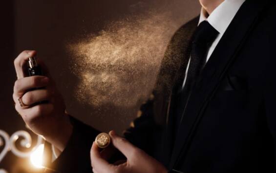 परफ्युम मारताना शरीरापासून 15 सेंटीमीटर अंतरावरुनच तो स्प्रे करावा, यामुळे परफ्युम किंवा डिओ संपूर्ण अंगावर पसरतो आणि सुगंध दीर्घकाळ टिकून राहतो.