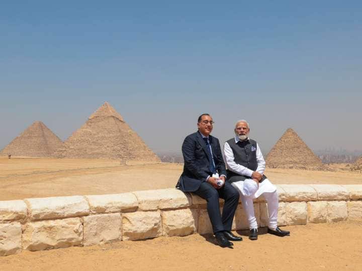 गीजा के पिरामिड दुनिया के सात अजूबों में शामिल है. गीजा के ग्रेट पिरामिड मिस्र का सबसे बड़ा पिरामिड है.