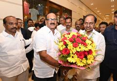 CM KCR Welcome in Solapur : तेलंगणाचे मुख्यमंत्री KCR यांची सोलापुरात फिल्मी एन्ट्री!