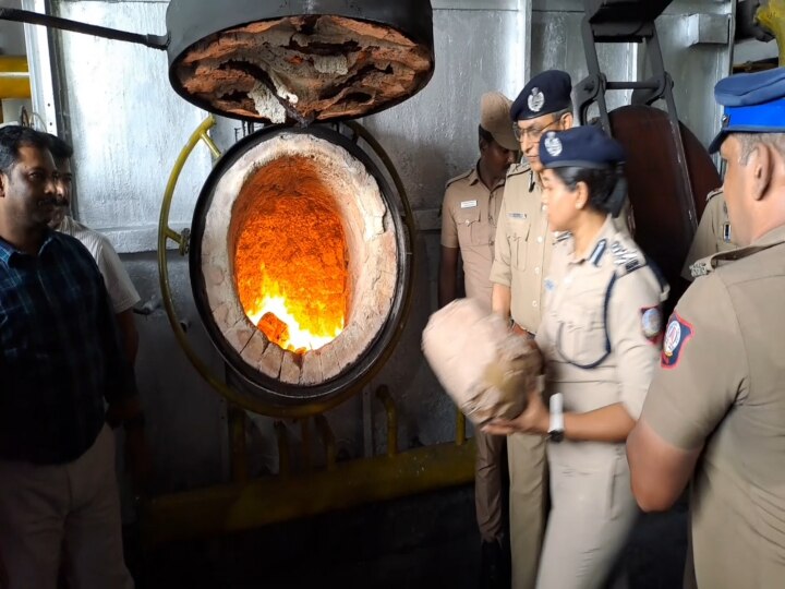 சென்னை அருகே மூட்டை மூட்டையாய் கஞ்சா; அழித்த மாநகர போலீசார் - 1.3 டன் கஞ்சா பறிமுதல்