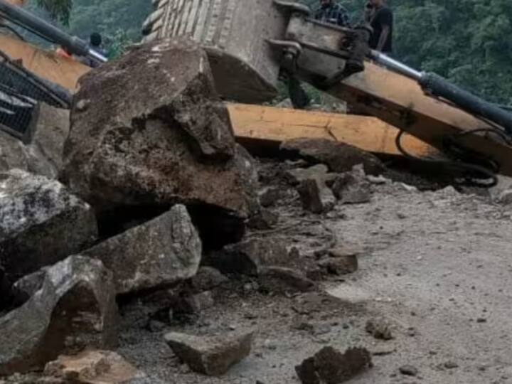 Himachal Traffic Jam: भूस्खलनामुळे मंडी-कुल्लू राष्ट्रीय महामार्गावर 15 किलोमीटरपर्यंत लांब वाहनांच्या रांगा लागल्या आहेत. भूस्खलनामुळे वाहतूक ठप्प असून अनेक पर्यटक वाहतूक कोंडीत अडकले आहेत.