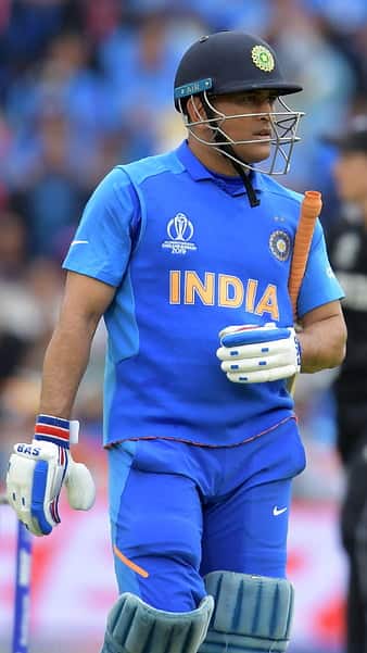 Air Hostess के चॉकलेट देने पर MS Dhoni ने क्या किया ? | ENT LIVE