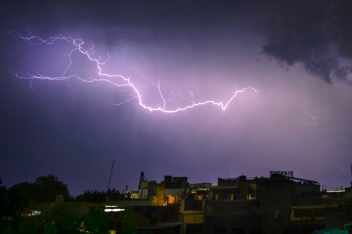 বেলা সাড়ে ১২ টা থেকে দুপুর আড়াইটে তিনটে অবধি চলবে বৃষ্টি।