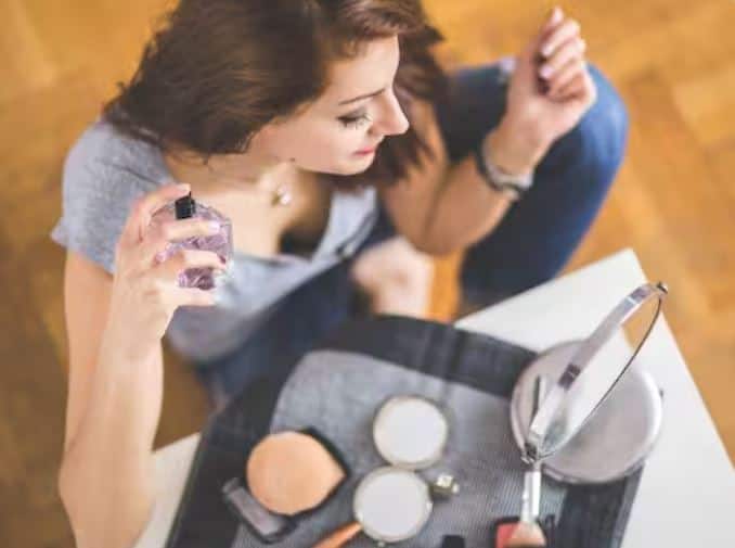 ਨਹਾਉਣ ਤੋਂ ਤੁਰੰਤ ਬਾਅਦ ਇਸ ਦੀ ਵਰਤੋਂ ਕਰਨਾ ਬਿਹਤਰ ਹੈ। ਪਸੀਨੇ ਵਾਲੇ ਅੰਡਰਆਰਮਸ 'ਤੇ ਕਦੇ ਵੀ ਡੀਓਡਰੈਂਟ ਦਾ ਛਿੜਕਾਅ ਨਾ ਕਰੋ। ਇਸ ਤਰ੍ਹਾਂ ਡੀਓਡਰੈਂਟ ਦੀ ਵਰਤੋਂ ਕਰਨ ਨਾਲ ਇਸ ਦੀ ਖੁਸ਼ਬੂ ਲੰਬੇ ਸਮੇਂ ਤੱਕ ਬਣੀ ਰਹਿੰਦੀ ਹੈ।