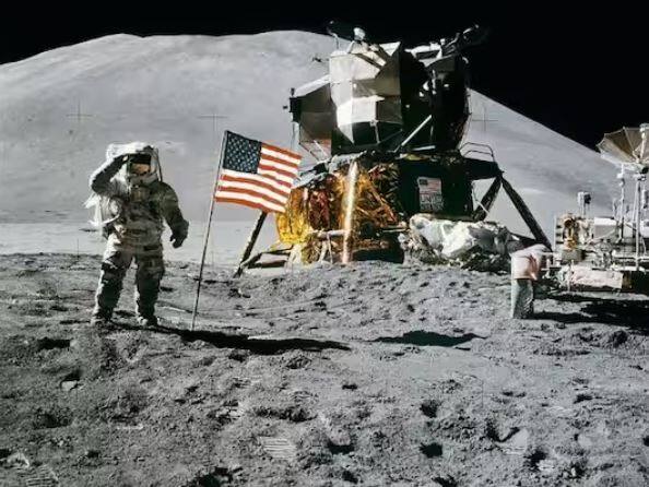 ਧਰਤੀ 'ਤੇ ਇਕ ਇਨਸਾਨ ਦੂਜੇ ਇਨਸਾਨ ਦੀ ਆਵਾਜ਼ ਇਸ ਲਈ ਸੁਣ ਲੈਂਦਾ ਹੈ ਕਿਉਂਕਿ ਇੱਥੇ ਗੈਸਾਂ ਉਪਲਬਧ ਹੁੰਦੀਆਂ ਹਨ ਅਤੇ ਇਨ੍ਹਾਂ ਰਾਹੀਂ ਸਾਡੀ ਆਵਾਜ਼ ਟ੍ਰੈਵਲ ਕਰਕੇ ਦੂਜੇ ਵਿਅਕਤੀ ਦੇ ਕੰਨਾਂ ਤੱਕ ਪਹੁੰਚਦੀ ਹੈ।