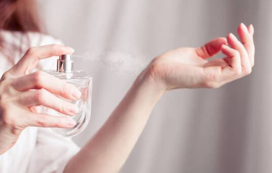 मनगटावर परफ्युम स्प्रे केल्यानंतर दुसऱ्या मनगटाने लगेच घासू नका, त्यामुळे परफ्युमचा सुगंध दीर्घकाळ टिकत नाही.