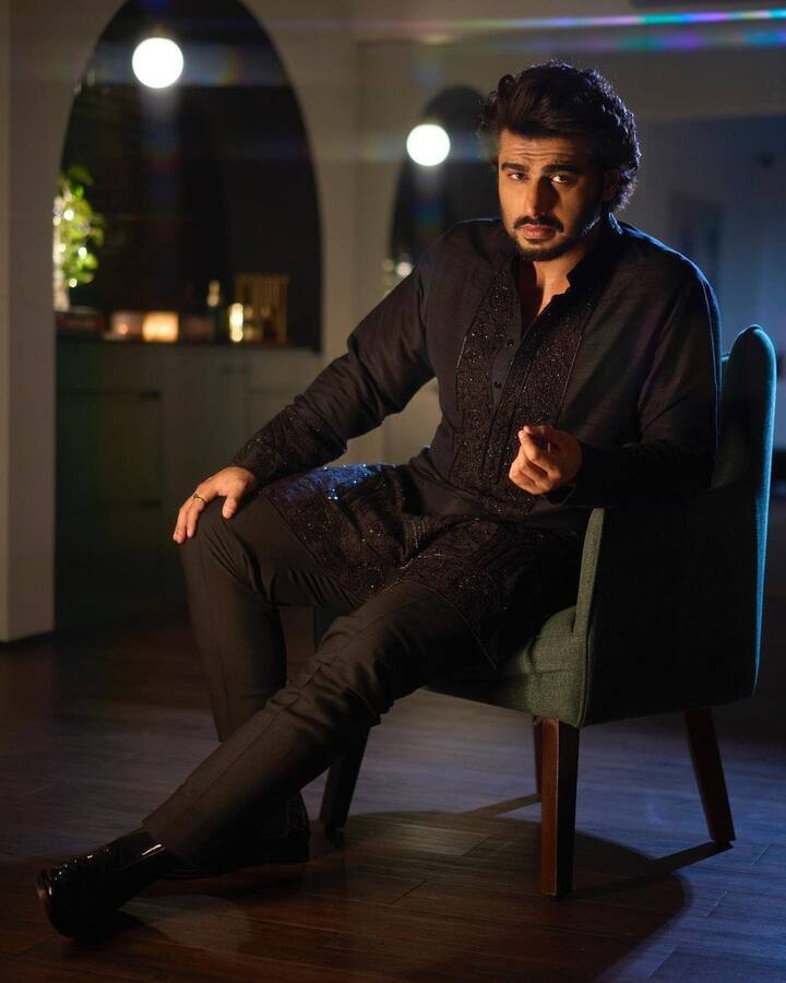 घर के कई एरिया को और ज्यादा खूबसूरत बनाने के लिए वुडन फ्लोरिंग का यूज किया गया है. ये घर में एक्टर का फेवरेट जगह है. जहां वो अक्सर फोटोशूट करवाते हैं.