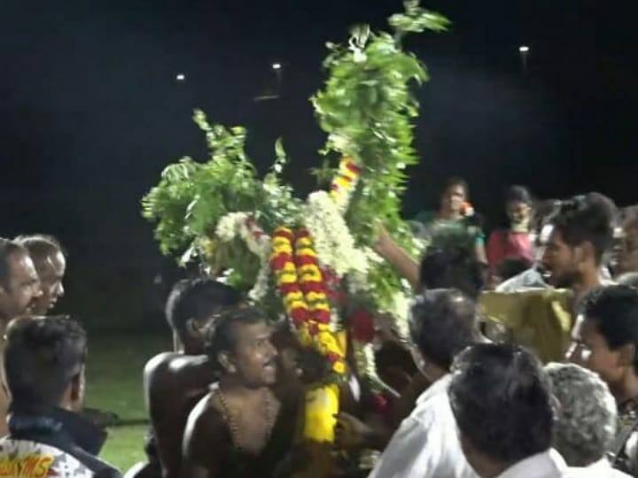 Karur Pole planting ceremony from Amaravati river at Adi Mariamman temple TNN ஆன்மீகம்: கரூர் ஆதி மாரியம்மன் ஆலய கம்பம் நடும் விழா - திரளான பக்தர்கள் பங்கேற்பு