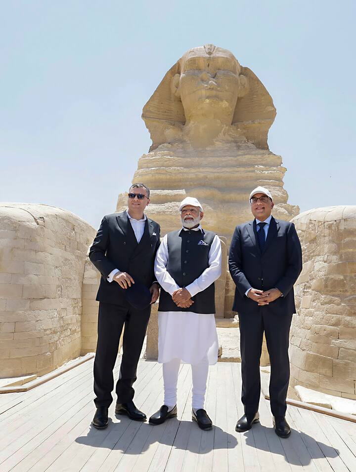 गिझा येथील पिरॅमिड्सचा समावेश जगातील सात आश्चर्यांमध्ये होतो. जगभरातील पिरॅमिड्सपैकी गिझामधील पिरॅमिड्स सर्वात विशाल आहेत.