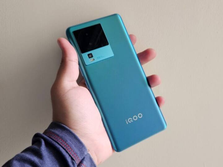 iQOO Neo 7: इस फोन में 120वॉट के फास्ट चार्जिंग को सपोर्ट करने वाली 5000 एमएएच की बैटरी मिलती है. ये स्मार्टफोन कुछ ही मिनट्स में फुल चार्ज हो जाता है और फिर दिन भर चलाया जा सकता है. स्मार्टफोन में Dimensity 8200 SoC का सपोर्ट मिलता है.