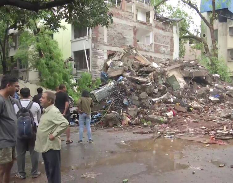 Watch Video: Building collapse in Mumbai: Two dead buried in debris, BMC alert Watch Video: મુંબઈમાં બિલ્ડિંગ ધરાશાયી: કાટમાળમાં દટાયેલાં બંને લોકોના મોત, BMC એલર્ટ