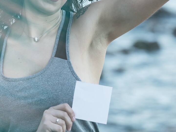 अंडर आर्म्स में बाल होने से डिओड्रेंट की खुशबू ज्यादा समय तक टिकती नहीं है और इसका असर जल्दी ही खत्म होने लगता है. इसलिए अंडर आर्म्स को हमेशा शेव या वैक्स करके बालों को साफ रखें. लेकिन, ध्यान रखें वैक्स के तुरंत बाद इसका इस्तेमाल न करें. इससे जलन हो सकती है.