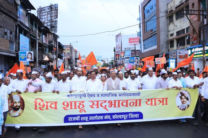 रविवारी सायंकाळी शहराच्या प्रमुख मार्गावरुन निघालेल्या या यात्रेमध्ये हजारो नागरिकांनी सहभागी झाले आणि सामाजिक ऐक्याचा नारा बुलंद केला.