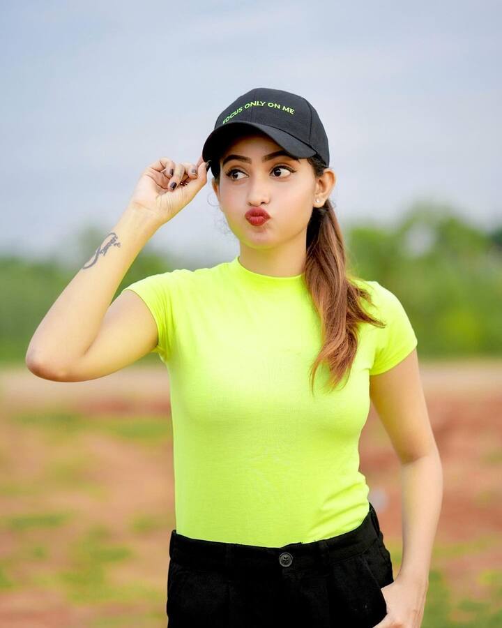 ప్రస్తుతం ఈ ఫోటోలు సోషల్ మీడియాలో వైరల్ అవుతున్నాయి. Photo Credit: Deepika Pilli/Instagram
