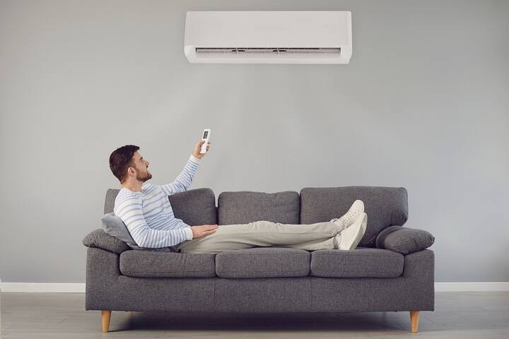 যদি এসিতে লেখা থাকে 2.5KW, তাহলে এর অর্থ ওই এসি একঘণ্টা একটানা চললে ২.৫ ইউনিট বিদ্যুৎ খরচ হবে। এই হিসেব করে মোটামুটি এসি কতক্ষণ চললে কতটাকা বিল আসতে পারে তার একটা ধারনা করা যায়।