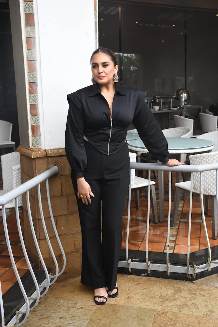 Huma Qureshi looked super stylish in an all-black look. She wore a fitted corset top with black trousers.