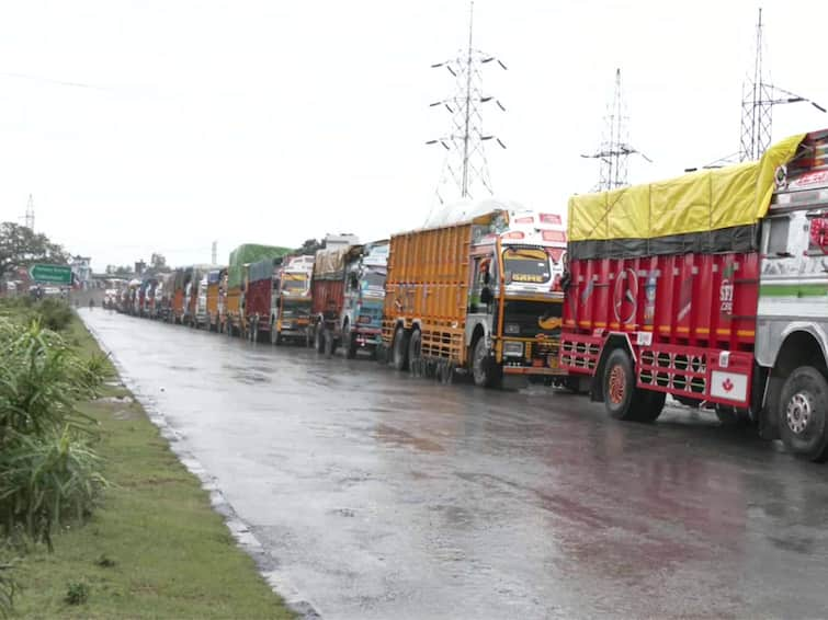 Jammu and Kashmir Weather Update Rain Lashes Several Districts Jammu-Srinagar National Highway Blocked Landslide