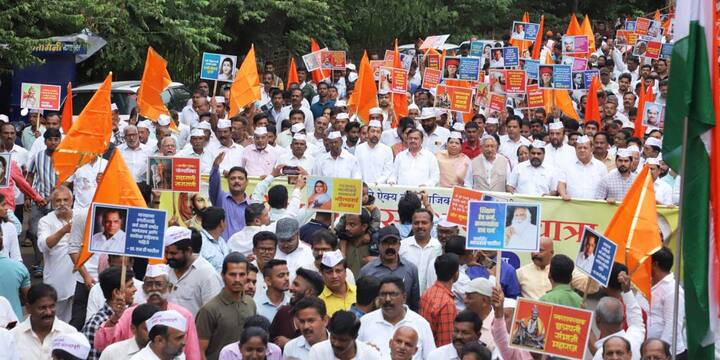 छत्रपती शिवाजी महाराज की जय, राजर्षी शाहू महाराज की जय, शाहू फुले आंबेडकरांचा विजय असो अशा घोषणा देत कार्यकर्त्यांनी रॅली मार्ग दणाणून सोडला.