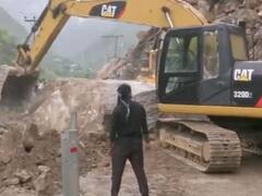 Himachal Traffic Jam: हिमाचल में भूस्खलन से लगा लंबा ट्रैफिक जाम, 200 पर्यटक फंसे, देखें तस्वीरें