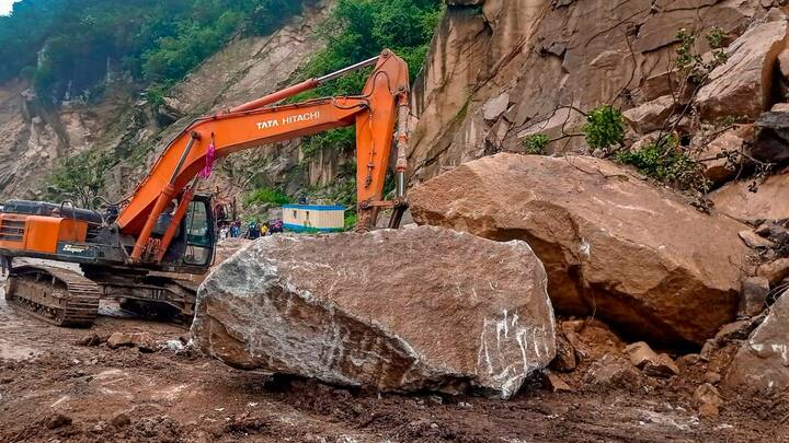 Flash Flood:রবিবার অঝোর বর্ষণের সাক্ষী থেকেছে হিমাচল প্রদেশের নানা প্রান্ত। ফল? ভূমিধস ও হড়পা বান।এখনও পর্যন্ত রাজ্য বিপর্যয় মোকাবিলা দফতরের যা পরিসংখ্য়ান তাতে, ৬ জনের প্রাণ গিয়েছে। জখম অন্তত ১০।