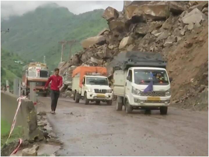 mandi manali road which was block due to landslide is now open for normal traffic after 20 hours Himachal: 20 घंटे की मशक्कत के बाद खुला मंडी-मनाली रोड, भूस्खलन के कारण ब्लॉक हो गई थी सड़क