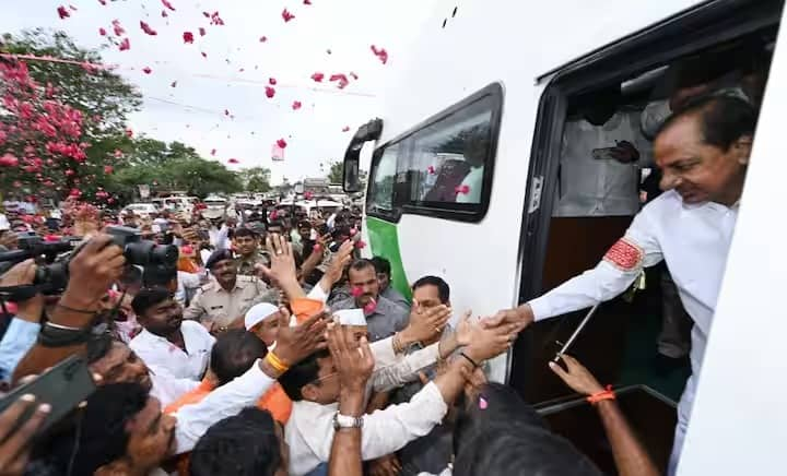 brs k chandrasekhar rao at solapur will take vitthal darshan ashadhi wari pandharur Ashadhi Wari : तेलंगणाचे मुख्यमंत्री केसीआर यांची शेकडो गाड्यांसह सोलापुरात सिंघम स्टाईलने एन्ट्री, अख्खं मंत्रिमंडळ उद्या घेणार विठ्ठलाचं दर्शन