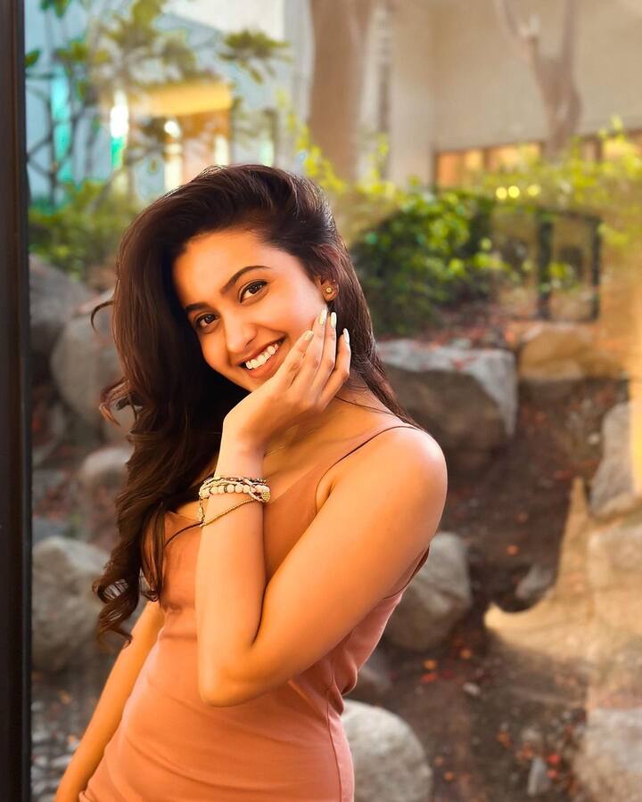 ఎప్పటికప్పుడు తన ఫోటోలు, వీడియోలు షేర్ చేస్తూ నెటిజన్లను అలరిస్తోంది. Photo Credit: Deepika Pilli/Instagram