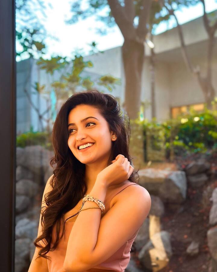 ఆ తర్వాత ‘ఢీ‘ షో ద్వారా యాంకర్ గా మారింది.Photo Credit: Deepika Pilli/Instagra