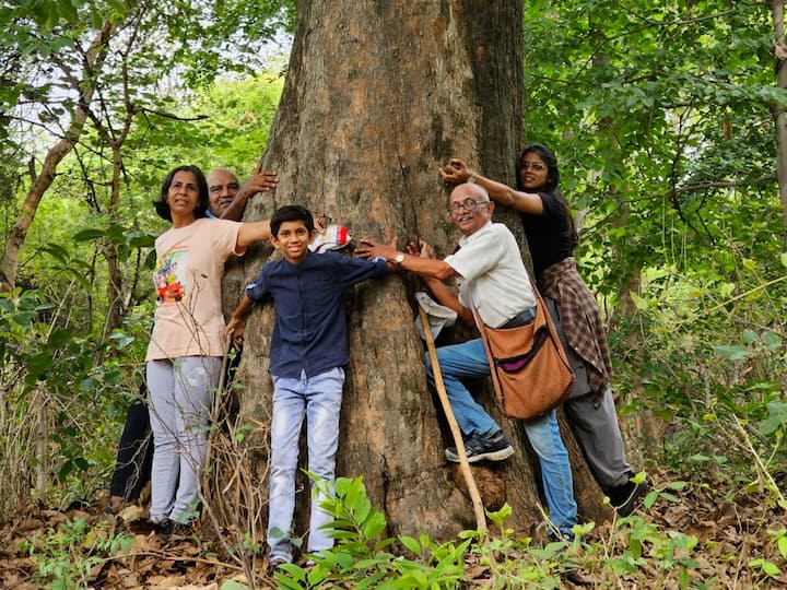 नागपूर जिल्ह्यातील मध्य प्रदेश सीमेवरील 105 हेक्टर परिसरात मँगनीज खान प्रस्तावित आहे. यासाठी मोठ्या प्रमाणावर वृक्षतोड केली जाणार आहे. त्याविरोधात पर्यावरण प्रेमींनी आज चिपको आंदोलन केलं.