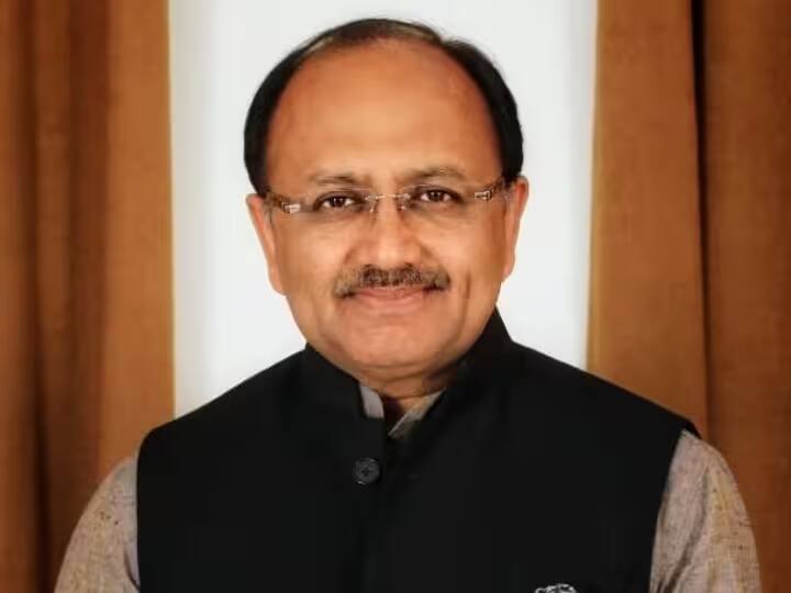 UP Road Accident: कुत्ते को बचाने के चक्कर में पूर्व मंत्री के काफिले की गाड़ी पलटी, हादसे में पांच सुरक्षाकर्मी घायल UP Road Accident former minister Sidharth Nath Singh convoy Met With Accident five injured including driver and security UP Road Accident: कुत्ते को बचाने के चक्कर में पूर्व मंत्री के काफिले की गाड़ी पलटी, हादसे में पांच सुरक्षाकर्मी घायल