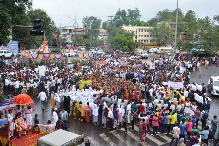 लोकराजा राजर्षी छत्रपती शाहू महाराज की जय! या जयघोषाने शाहू महाराजांचे स्मरण करुन देणाऱ्या समता दिंडीला कोल्हापूरकरांनी भरघोस प्रतिसाद दिला.