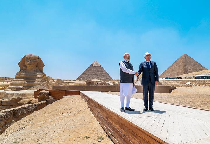 मोदींनी ट्वीटमध्ये लिहिलंय की, मला गिझा येथील विशाल पिरॅमिडचं दर्शन घडवल्याबद्दल मी पंतप्रधान मुस्तफा मॅडबौली यांचे आभार मानतो. आम्ही यावेळी दोन्ही राष्ट्रांच्या सांस्कृतिक इतिहासावर आणि आगामी काळात दोन्ही देशांमधील संबंध कसे अधिक घट्ट करायचे याबद्दल चर्चा केली.