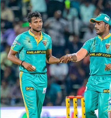 தொடக்க ஆட்டக்காரரான துஷார் ரஹேஜா 4 ரன்களில் ஆட்டமிழந்தார். பின்னர் களமிறங்கிய சாய் கிஷோர் மற்றொரு தொடக்க ஆட்டக்காரரான ராதாகிருஷ்ணனுடன் கைகோர்த்து சிறப்பாக ஆட ஆரம்பித்தார். இருவரின் அதிரடி ஆட்டத்தால் ரன்கள் குவிய தொடங்கின. இவர்களின் பார்ட்னர்ஷிப் கிட்டதட்ட 90 ரன்களை கடந்தது. சாய் கிஷோர் 4 சிக்சர் 4 பவுண்டரிகளுடன் 50 ரன்கள் எடுத்து ஆட்டம் இழந்தார்.