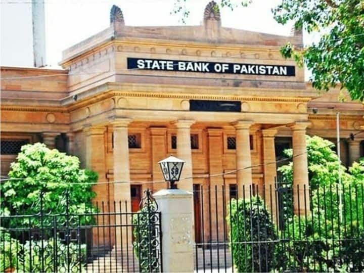 Pakistan Central Bank raises Key Benchmark Policy Rates To 22 Percent After Tax duty Hike By Govt in Revised Budget and High Inflation Pakistan Crisis: पाकिस्तान के लोगों को महंगे कर्ज का झटका, महंगाई के चलते पाक सेंट्रल बैंक ने पॉलिसी रेट्स में बढ़ोतरी कर 22% कर दिया ब्याज दर