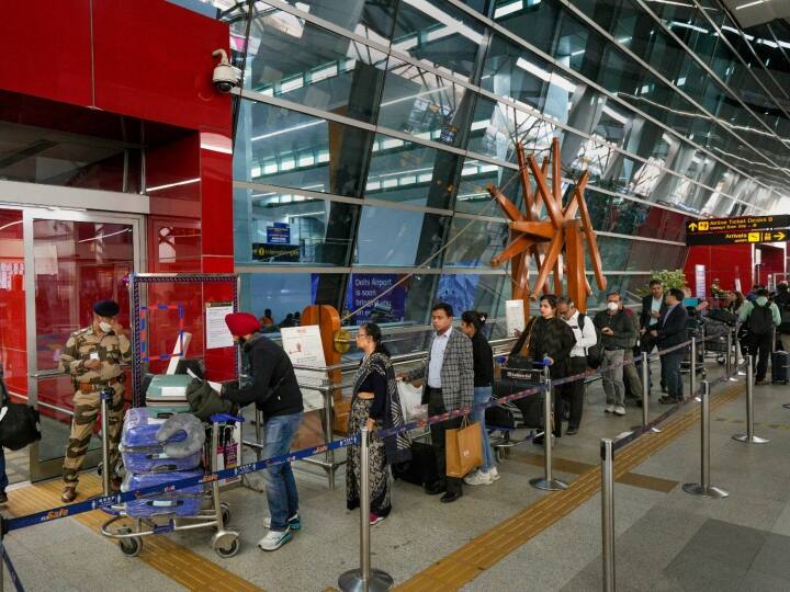 Delhi airport starts self baggage drop facility No time will be wasted in collecting goods Delhi: दिल्ली एयरपोर्ट पर अब आसानी से जमा करा सकेंगे सामान, सेल्फ बैगेज ड्रॉप सुविधा शुरू