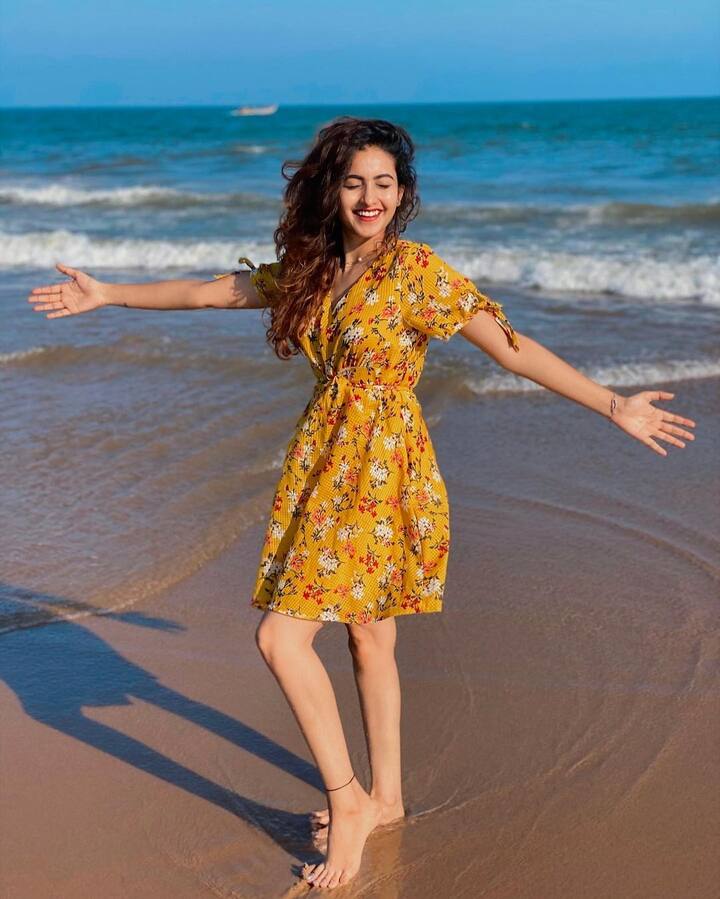 లేటెస్ట్ గా దీపిక పోస్టు చేసిన గ్లామరస్ ఫోటోలు కుర్రకారును ఆకట్టుకుంటున్నాయి. Photo Credit: Deepika Pilli/Instagram
