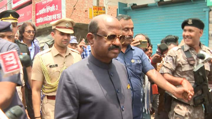 ভাঙড়-সহ একাধিক জায়গায়, মূলত যে জায়গাগুলিতে অশান্তি চরমে পৌঁছেছিল, সেই জায়গায় সফর করেছেন ইতিমধ্যেই রাজ্যপাল।