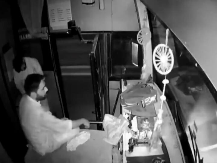 चलती बस में झपकी लेना पड़ा भारी, दरवाजे से बाहर उछल गया शख्स, Video देखकर दहल जाएगा दिल Man Take Nap In Moving Bus Jumped Out Of The Door Video Viral चलती बस में झपकी लेना पड़ा भारी, दरवाजे से बाहर उछल गया शख्स, Video देखकर दहल जाएगा दिल