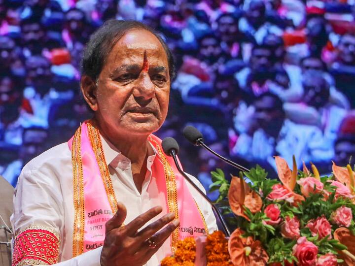 KCR Maharashtra Visit Telangana CM reached Solapur with a convoy of 600 vehicles will offer prayers at Vitthal temple KCR Maharashtra Visit: सीएम चंद्रशेखर राव 600 वाहनों के काफिले के साथ महाराष्ट्र पहुंचे, विट्ठल मंदिर में करेंगे पूजा-अर्चना, देखें वीडियो