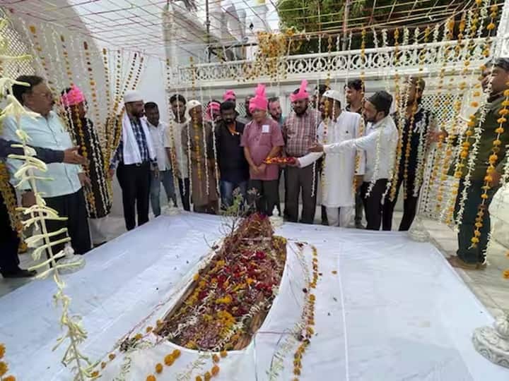 कबरीला भेट दिल्याने औरंगजेबाच्या नावाने होणारी दंगल माझ्यामुळे थांबली; प्रकाश आंबेडकरांचा मोठा दावा Prakash Ambedkar On Aurangzeb The riots in the name of Aurangzeb stopped because of me Big claim of Prakash Ambekar कबरीला भेट दिल्याने औरंगजेबाच्या नावाने होणारी दंगल माझ्यामुळे थांबली; प्रकाश आंबेडकरांचा मोठा दावा