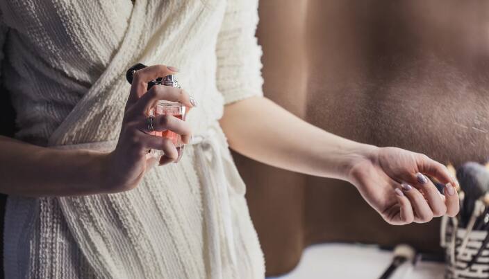 कोरड्या त्वचेवर परफ्युम मारल्यास जास्त काळ सुगंध टिकत नाही. त्यामुळे मॉइश्चराइझर लावल्यानंतरच डिओ किंवा परफ्युम स्प्रे करा.