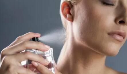 कानाच्या मागे, मनगटावर परफ्युम स्प्रे करा. या ठिकाणी परफ्युमचा सुगंध जास्त काळ टिकतो.