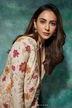 Rakul Preet Singh: ਰਕੁਲ ਪ੍ਰੀਤ ਸਿੰਘ ਦੇ ਕਲਾਸੀ ਲੁੱਕ ਦੇ ਦੀਵਾਨੇ ਹੋਏ ਫੈਨਜ਼, ਤਸਵੀਰਾਂ 'ਚ ਦੇਖੋ ਅਦਾਕਾਰਾ ਦਾ ਬੋਲਡ ਲੁੱਕ
