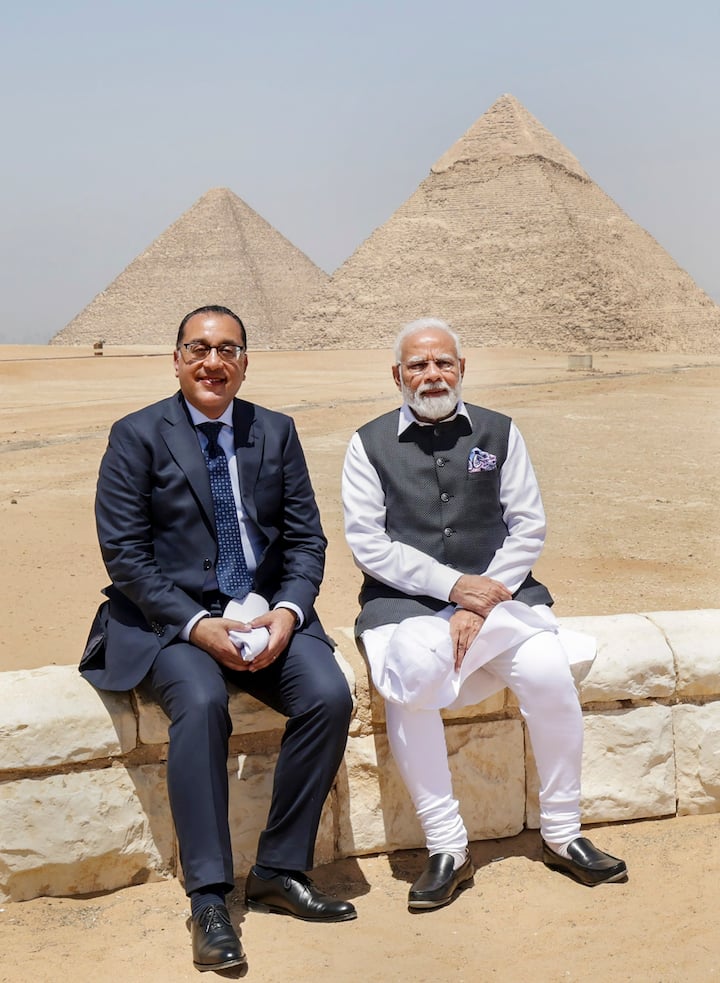 पंतप्रधान मोदींनी जगातील आश्चर्यांपैकी एक असणाऱ्या गिझामधील पिरॅमिड्सना भेट दिली. त्यावेळी पंतप्रधान मोदींसोबत इजिप्तचे पंतप्रधान मुस्तफा मॅडबौली (Mostafa Madbouly) देखील होते.