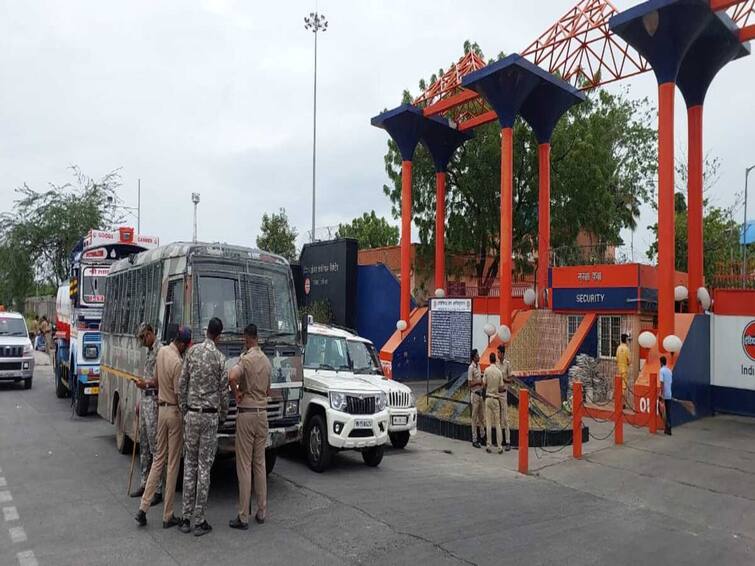 maharashtra news nashik news Protest of tanker drivers in Manmads Panewadi project fuel supply to many districts stopped Manmad Panewadi : मनमाडच्या पानेवाडी प्रकल्पातील टँकर चालकांचे आंदोलन, अनेक जिल्ह्यांचा इंधन पुरवठा ठप्प 