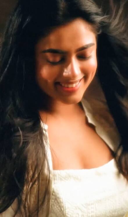 இவளைப் பார்த்த இன்பம் போதும் வாழ்ந்துப் பார்க்க நெஞ்சம் ஏங்கும்..