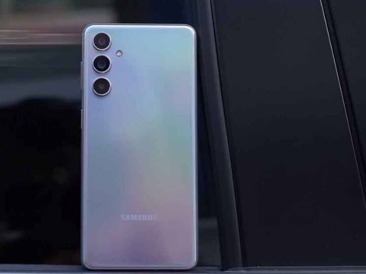 Samsung Galaxy F54: ये इस साल लॉन्च हुआ एकलौता ऐसा फोन है जिसमें 6000 एमएएच की बैटरी मिलती है. फोन में 108MP का प्राइमरी कैमरा, Exynos 1380 SoC प्रोसेसर, 120hz की डिस्प्ले और 8GB रैम सपोर्ट मिलता है. जिन लोगों को ज्यादा बैटरी वाला फोन चाहिए उनके लिए ये बेस्ट है.