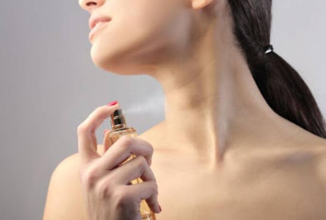 अंघोळीच्या नंतर लगेच परफ्युम आणि डिओड्रंटचा वापर करणं चांगलं असतं. घामाने भरलेल्या अंडरआर्म्सवर चुकूनही परफ्युम किंवा डिओ स्प्रे करू नये, तरच तुमच्या परफ्युमचा सुगंध दीर्घकाळ टिकेल.