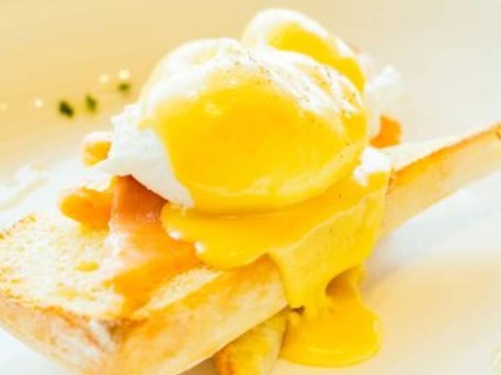 आमों के लिए प्रेम कभी खत्म नहीं होता और ठंडी आम आइसक्रीम से बेहतर कुछ नहीं है, तो, अगर आप भी आइसक्रीम के शौकीन हैं. तो हम आपके लिए लाए हैं. मैंगो आइसक्रीम. जिसे आप आसानी से बना सकते हैं. एगलेस मैंगो आइसक्रीम का स्वाद एक बार चख लेंगे तो बार-बार खाने का मन करेगा. इसे आप आसानी से आइसक्रीम मेकर में बना सकते हैं. इस आसान रेसिपी को तैयार करने के लिए आपको बस गाढ़ा दूध, बड़े आम, व्हीप्ड क्रीम, चॉकलेट चिप्स, वेनिला अर्क और चीनी की जरूरत पड़ेगी. दुकान से खरीदी गई आइसक्रीम भूल जाए और ये होममेड आइसक्रीम का लुफ्त उठाएं.